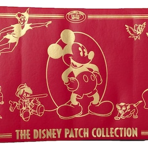 Pode incluir: Um cartão de apresentação retangular vermelho com ilustrações em folha de ouro de Mickey Mouse, Peter Pan, Bambi, Pinocchio, Simba e Dumbo. O texto THE DISNEY PATCH COLLECTION está impresso em ouro na parte inferior, com um logótipo W&W ao centro.