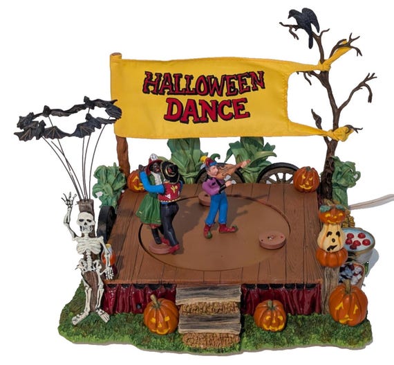 Department 56 スノービレッジ ハロウィン レイチェルの休息とスパ ライト付き建物 8.58インチ マルチカラー Department 56スノー ビレッジ ハロウィン 不気味な車のフィギュア