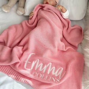 Personalisierte gestrickte Babydecke, benutzerdefinierte Babydecke, gestickte Babynamendecke, Willkommens-Babydeckenandenken, einzigartiges Babypartygeschenk