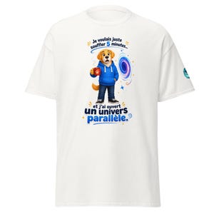 Könnte beinhalten: Ein weißes Kurzarm-T-Shirt mit einer Grafik eines goldenen Hundes in blauem Kapuzenpullover und Jeans, der eine rote Tasse hält. Der Text lautet: Je voulais juste souffler 5 minutes... et j'ai ouvert un univers parallèle. Ein Portal ist zu sehen.