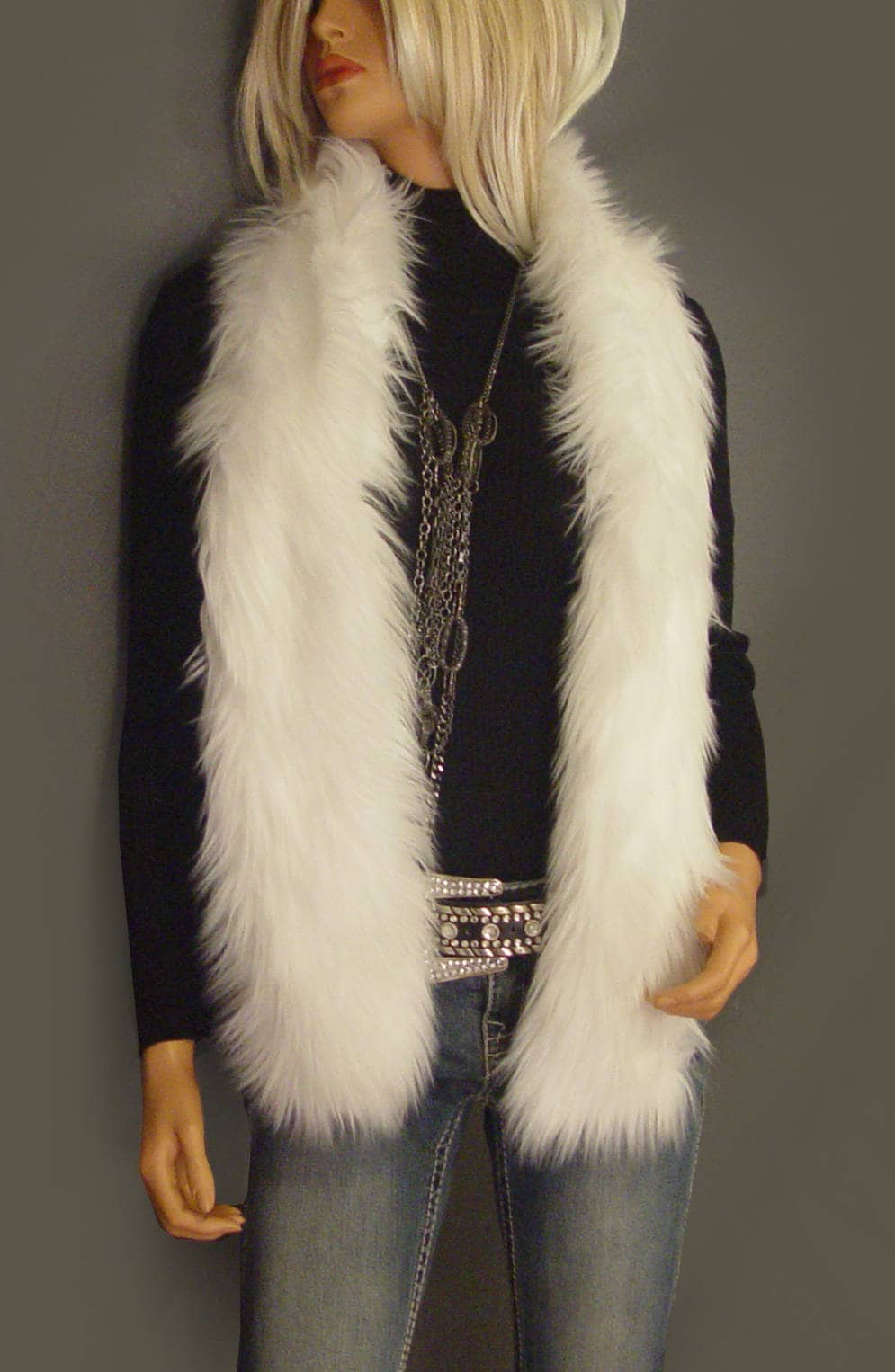 Stilvolle Abend-Jacke mit Kunstpelz-Kragen und Bindegürtel Stilvolle Abend-Jacke mit Kunstpelz-Kragen und Bindegürtel