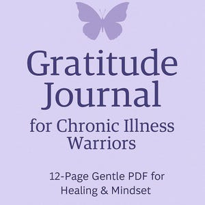 Op de afbeelding: Een lichtpaarse digitale journal cover met de woorden "Gratitude Journal" in donkerpaars. Daaronder staat "for Chronic Illness Warriors". Bovenin staat een vlindergrafiek. De tekst "12-Page Gentle PDF for Healing & Mindset" staat onderaan.
