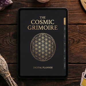 Könnte beinhalten: Ein digitaler Planer auf einem Tablet mit dem Text "The Cosmic Grimoire" und einem goldenen geometrischen Design. Das Tablet ist von Amethystkristallen, Tarotkarten und einem Salbeibündel auf einer Holzoberfläche umgeben.