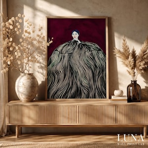 Peut inclure: Une impression d'art encadrée représentant le portrait stylisé d'une silhouette aux cheveux sombres vêtue d'une robe volumineuse à lignes verticales ondulées noires et blanches sur un fond bordeaux profond, présentée dans un cadre en bois.