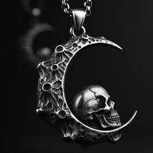 Collana con teschio gotico e mezzaluna: ciondolo placcato argento da strega