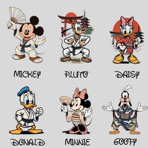 K&ouml;nnte beinhalten: Sechs Disney-Zeichentrickfiguren in japanisch inspirierten Outfits. Micky Maus h&auml;lt einen F&auml;cher, Pluto in einem Karate-Anzug und Daisy Duck in einem Kimono. Donald Duck, Minnie Maus und Goofy sind ebenfalls zu sehen, jede mit einzigartiger Kleidung. Die Namen jeder Figur sind unten geschrieben.