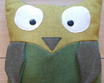 Owl-shaped cushion handmade in different colours of fabric. To suit the customer's needs, we stuff for a comfy feeling.