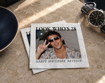Gepersonaliseerde fotoservetten voor een verjaardag, cocktailservetten met naam en leeftijd.