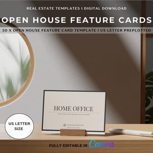 Peut inclure: Une carte de présentation "Open House" beige avec les mots "HOME OFFICE" en noir, présentée sur un support en bois. La carte est au format US Letter. Un stylo blanc repose sur la surface en bois. L'image comprend également un miroir rond et une plante.