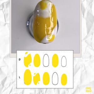 Può includere: Un'unghia finta ovale e lucida con un motivo marmorizzato giallo brillante e bianco. Sotto, una tabella delle taglie mostra dieci contorni di unghie etichettati R e L, alcuni riempiti di giallo per indicare specifici motivi di copertura.
