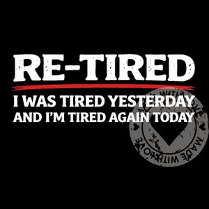 以下が含まれることがあります： 黒いグラフィックデザイン。赤い線の上の太字の白い文字で「RE-TIRED」と書かれています。下には「I WAS TIRED YESTERDAY AND I'M TIRED AGAIN TODAY」と書かれています。ハートと「MADE WITH LOVE」の文字が入った灰色のスタンプが右下にあります。
