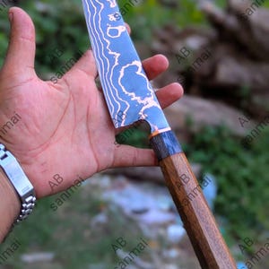 Faca de cozinha personalizada forjada à mão em cobre damasco, lâmina em aço carbono, cabo de madeira (bainha de couro)