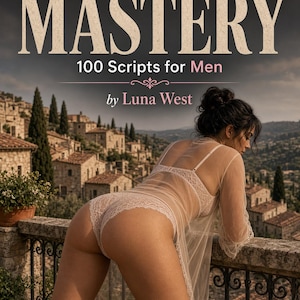 Op de afbeelding: Een boekomslag getiteld Dirty Talk Mastery 100 Scripts for Men door Luna West. De omslag toont een persoon in een doorschijnende, lichtgekleurde kanten bodysuit en kamerjas, leunend over een stenen reling met uitzicht op een dorp.