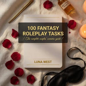 Puede incluir: Un libro blanco con detalles dorados, titulado "100 FANTASY ROLEPLAY TASKS", descansa sobre una s&aacute;bana blanca. Tambi&eacute;n hay un bol&iacute;grafo dorado, p&eacute;talos de rosa, una botella de aceite de masaje y una m&aacute;scara para los ojos negra.