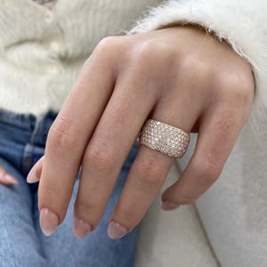1,90ct bred pavebandring med 7/5 rader i labdiamanter, massivt guld i 14K lyxkvalitet som present till jubileumsgåva.