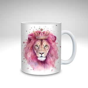 Pode incluir: Caneca de cerâmica branca com uma ilustração em aquarela de um leão com uma juba rosa e uma coroa dourada. O design inclui respingos de tinta rosa. A caneca tem uma alça branca.