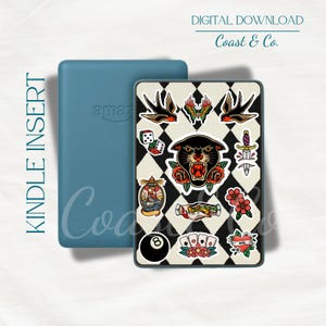 Op de afbeelding: Een blauwe Kindle-inzet en een Kindle met een zwart-wit geblokt ontwerp. De Kindle-hoes heeft verschillende stickers in tattoo-stijl, waaronder een panter, zwaluwen, dobbelstenen en rozen. De tekst "DIGITAL DOWNLOAD Coast & Co." is zichtbaar.