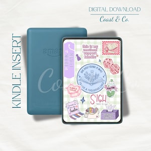 Puede incluir: Una funda Kindle turquesa y un Kindle con una funda decorativa. La funda presenta pegatinas con temas relacionados con los libros, incluyendo dados, un libro y el texto "This is my emotional support Kindle". Las palabras "Kindle Insert" y "Coast & Co." también son visibles.