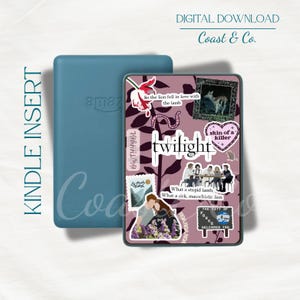 Op de afbeelding: Een blauwe Kindle-inzet en een Kindle-hoesje met een decoratief ontwerp. De hoes bevat het woord "twilight" met verschillende stickers, waaronder citaten en illustraties. De tekst "DIGITAL DOWNLOAD Coast & Co." is ook zichtbaar.