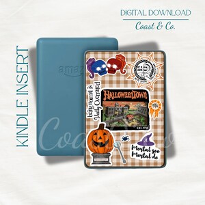 Può includere: Una custodia per Kindle color teal con un design a tema Halloween. L'inserto presenta adesivi con teschi, una zucca e la scritta "Halloweentown". La custodia del Kindle è teal e presenta il logo Amazon.