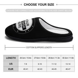 Pode incluir: Chinelo de algod&atilde;o preto com interior branco. O chinelo apresenta um design circular com o texto "OUR DESIGN HERE". A imagem inclui uma tabela de tamanhos com medidas em cm, variando de 26,3 cm a 30,3 cm.