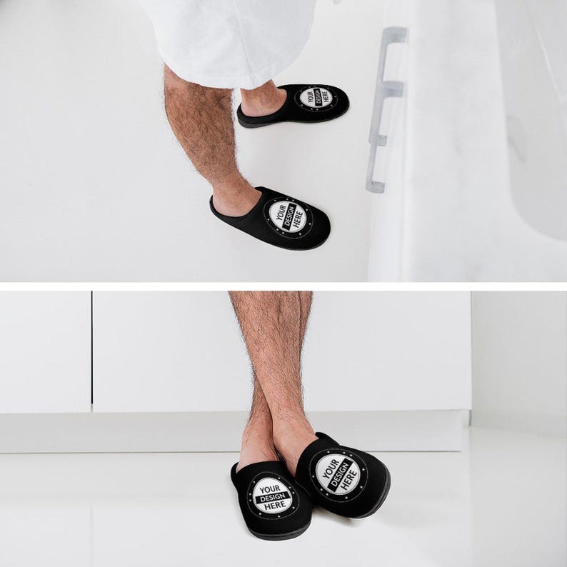 Pode incluir: Chinelos pretos de biqueira aberta com um design circular que diz "YOUR DESIGN HERE" em branco. Os chinelos s&atilde;o mostrados nos p&eacute;s de uma pessoa, sugerindo conforto e relaxamento. Os chinelos s&atilde;o de cor preta lisa.