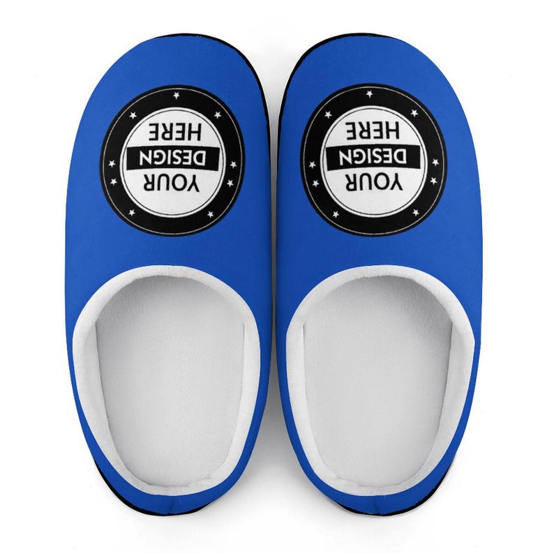 Pode incluir: Um par de chinelos azuis com interior branco e acabamento preto. Cada chinelo apresenta um design circular com o texto "YOUR DESIGN HERE" num design a preto e branco. Os chinelos s&atilde;o projetados para uso interno.