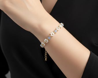 Pulsera de flores con cuentas, chapada en oro de 18 quilates, con flores azules, ideal como regalo de cumpleaños.