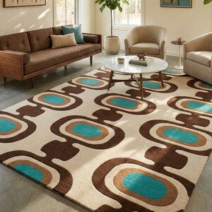 Puede incluir: Sal&oacute;n de estilo retro con un sof&aacute; marr&oacute;n, dos sillones beige y una mesa de centro redonda. La alfombra presenta un patr&oacute;n repetitivo de &oacute;valos marrones, beige y turquesas sobre un fondo crema. Obras de arte adornan las paredes.