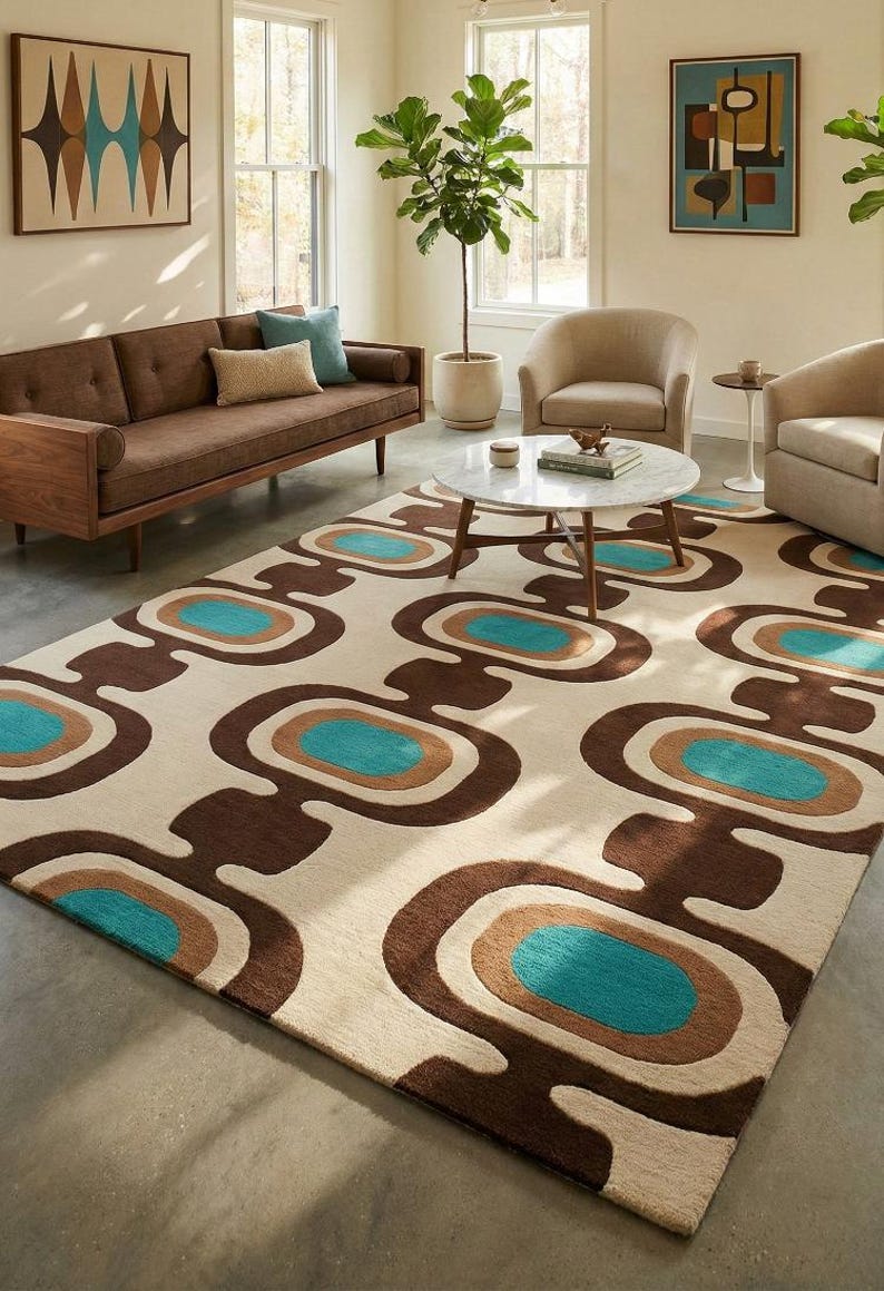 Puede incluir: Sal&oacute;n de estilo retro con un sof&aacute; marr&oacute;n, dos sillones beige y una mesa de centro redonda. La alfombra presenta un patr&oacute;n repetitivo de &oacute;valos marrones, beige y turquesas sobre un fondo crema. Obras de arte adornan las paredes.