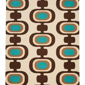 Puede incluir: Una alfombra rectangular con un patr&oacute;n repetitivo de formas ovaladas marrones, beige y turquesas sobre un fondo crema. El dise&ntilde;o tiene una est&eacute;tica retro, moderna de mediados de siglo, adecuada para la decoraci&oacute;n del hogar.