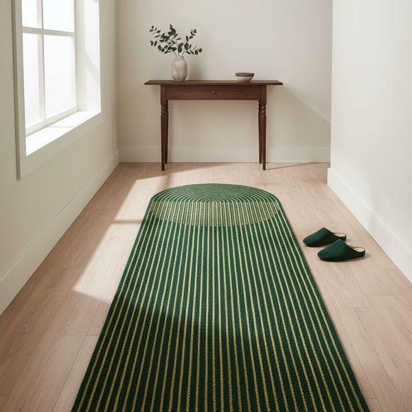 Alfombra de lana tejida a mano: moderna alfombra de rayas verdes con arco en los extremos