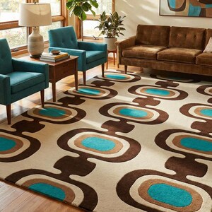 Puede incluir: Una alfombra de estilo retro con un fondo crema y formas ovaladas marrones, beige y turquesas repetidas. La alfombra est&aacute; colocada en un sal&oacute;n con sillones turquesas, un sof&aacute; marr&oacute;n y suelo de madera.