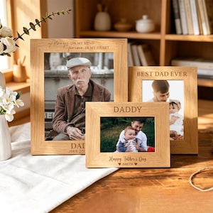 Może przedstawiać: Trzy drewniane ramki na zdjęcia ze zdjęciami rodzinnymi. Ramki zawierają napisy "Always on my mind forever in my heart", "Best Dad Ever" i "Daddy Happy Father's Day". Ramki znajdują się na drewnianej powierzchni.