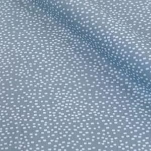 Könnte beinhalten: Nahaufnahme eines hellblauen Stoffes mit einem sich wiederholenden Muster aus kleinen, weißen Punkten. Der Stoff ist leicht zerknittert und zeigt die Textur und Falten des Materials. Die Punkte sind unregelmäßig angeordnet und erzeugen ein subtiles, strukturiertes Aussehen.