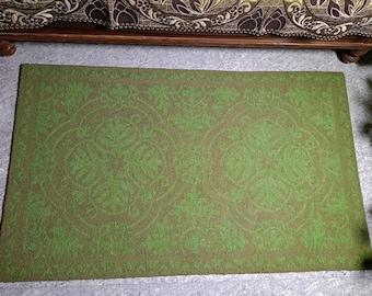 Handgetuft wollen vloerkleed – smaragd- en olijfgroen ornamentdesign