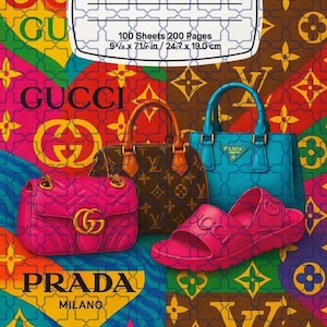 Puede incluir: Cuaderno de composición con un diseño colorido que presenta bolsos y sandalias de diseñador. La portada incluye el texto "COMPOSITION BOOK", "GUCCI", "PRADA MILANO", y medidas de 24,7 x 19,0 cm.