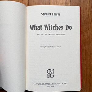 Puede incluir: Libro abierto con el t&iacute;tulo "What Witches Do" de Stewart Farrar. Las p&aacute;ginas blancas presentan texto negro. El subt&iacute;tulo es "THE MODERN COVEN REVEALED". La editorial es Coward, McCann & Geoghegan, Inc., Nueva York.