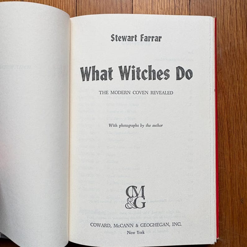 Puede incluir: Libro abierto con el t&iacute;tulo "What Witches Do" de Stewart Farrar. Las p&aacute;ginas blancas presentan texto negro. El subt&iacute;tulo es "THE MODERN COVEN REVEALED". La editorial es Coward, McCann & Geoghegan, Inc., Nueva York.