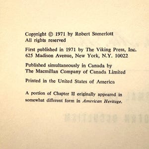 Puede incluir: Texto de la p&aacute;gina de derechos de autor de un libro de 1971 de Robert Somerlott, publicado por The Viking Press, Inc. en Nueva York. Tambi&eacute;n menciona la publicaci&oacute;n simult&aacute;nea en Canad&aacute; y la impresi&oacute;n en Estados Unidos.