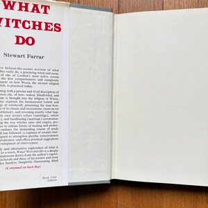 Puede incluir: Libro abierto con el t&iacute;tulo "WHAT WITCHES DO" en rojo. El nombre del autor, Stewart Farrar, est&aacute; debajo. El libro es una "Book Club Edition" y explora la Wicca y la brujer&iacute;a.