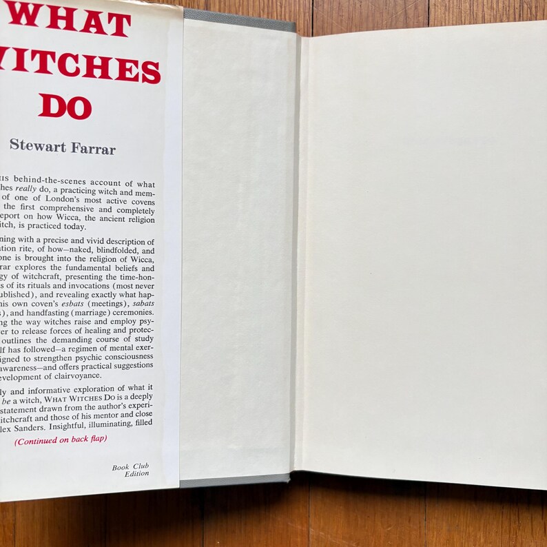 Puede incluir: Libro abierto con el t&iacute;tulo "WHAT WITCHES DO" en rojo. El nombre del autor, Stewart Farrar, est&aacute; debajo. El libro es una "Book Club Edition" y explora la Wicca y la brujer&iacute;a.
