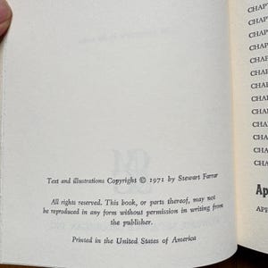 Puede incluir: P&aacute;gina de libro abierta con texto e ilustraciones copyright 1971 por Stewart Farrar. El texto dice: "Todos los derechos reservados. Este libro, o partes del mismo, no pueden ser reproducidos de ninguna forma sin permiso por escrito del editor. Impreso en los Estados Unidos de Am&eacute;rica."