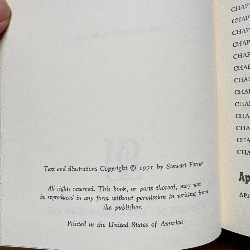 Puede incluir: P&aacute;gina de libro abierta con texto e ilustraciones copyright 1971 por Stewart Farrar. El texto dice: "Todos los derechos reservados. Este libro, o partes del mismo, no pueden ser reproducidos de ninguna forma sin permiso por escrito del editor. Impreso en los Estados Unidos de Am&eacute;rica."