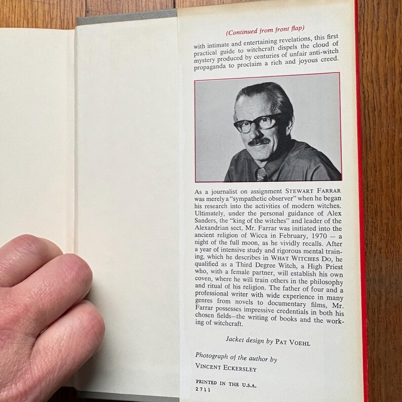 Puede incluir: Un libro abierto con lomo rojo y p&aacute;ginas blancas. La p&aacute;gina derecha muestra una fotograf&iacute;a en blanco y negro de un hombre con gafas y corbata. El texto describe al autor y el tema del libro, sobre brujer&iacute;a y Wicca.