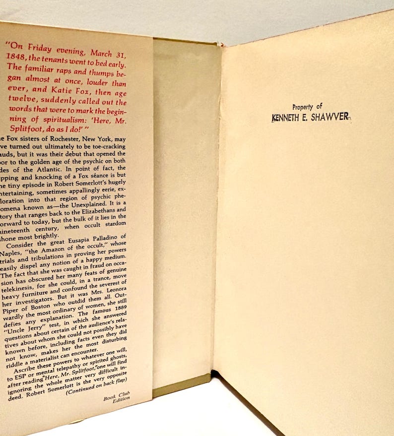Puede incluir: Libro abierto con texto sobre espiritismo, incluyendo la frase "Here, Mr. Splitfoot, do as I do!" y el nombre Kenneth E. Shawver. El libro es una "Book Club Edition".