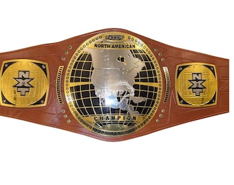 Réplica del cinturón del Campeonato Norteamericano de NXT, estilo WWE, con correa dorada, negra y marrón.