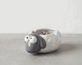 Cenicero de cerámica con forma de oveja adorable, soporte para cigarrillos con forma de animal kawaii hecho a mano, decoración de escritorio original, regalo divertido para fumadores y amantes del hogar.