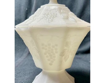 Vintage Anchor Hocking Milchglas bedeckt Candy Dish Vine geprägt achteckig