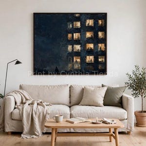Puede incluir: Una impresión de arte mural rectangular titulada Print by Cynthia Tienda, que presenta una escena nocturna azul oscuro de un edificio de apartamentos con ventanas iluminadas que muestran siluetas de personas, enmarcada en un borde negro fino.